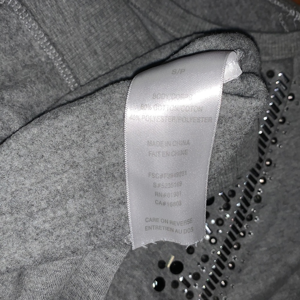 Cute gray sweater with embellishment ✨ - Picture 3 of 4